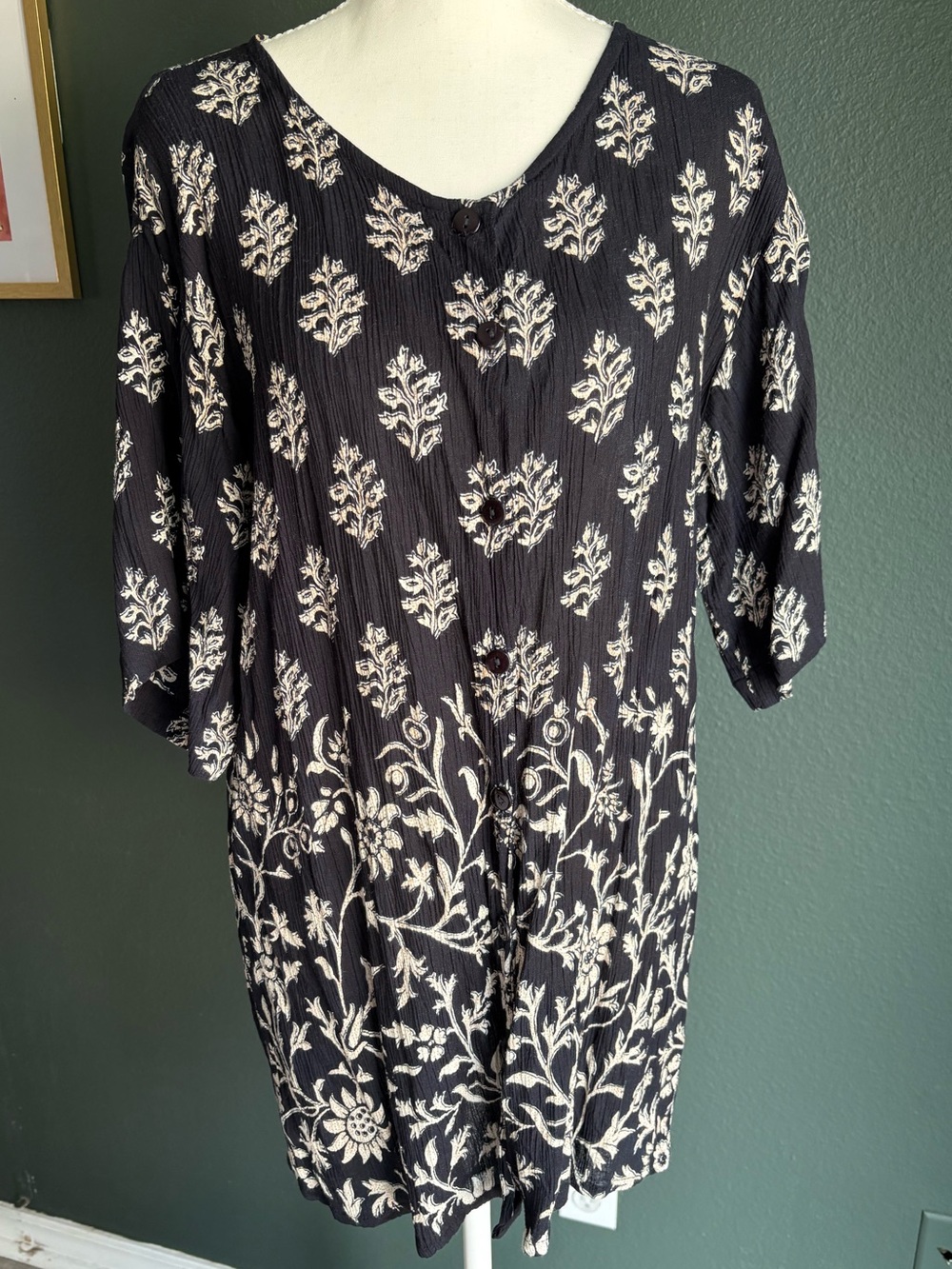 R&J Black Crinkle Rayon Floral Print Tunic Top Button Front Size Large Vintage